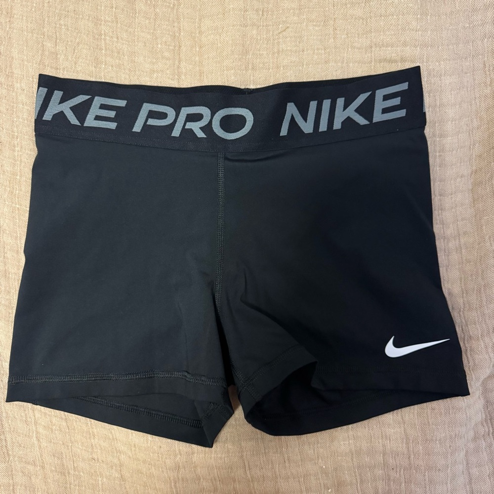 Medium Nike Pros (Never worn)